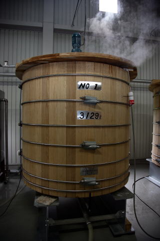 大手の蒸留所ではほとんど見られなくなった、木製の発酵槽（ウオッシュバック）酵母を加え発酵してます。